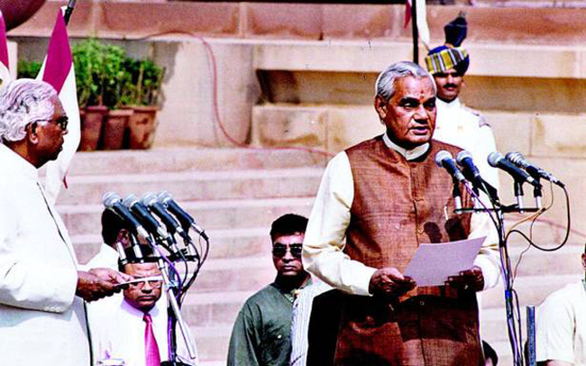 ಚರಿತ್ರಾ ಪುನರಾವರ್ತಿತ್ ಜಾತಾ ಮ್ಹಣ್ತಾತ್ ? 2 Pip07