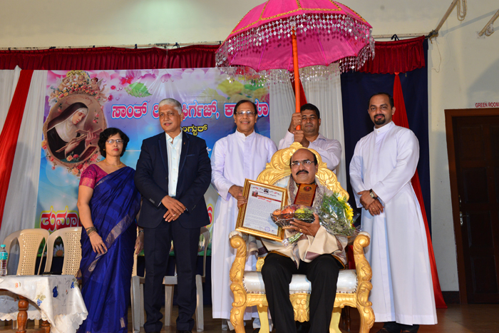 ಕೊಮೆಡಿ ಕಿಂಗ್ ಫ್ರಾನ್ಸಿಸ್ ಫೆರ್ನಾಂಡಿಸಾಕ್ ಕಾಸ್ಸಿಯಾಂತ್ ಸನ್ಮಾನ್, 'ಕಾಸ್ಸಿಯಾಚೊ ಕಳೊ' ಬಿರುದ್. 1 FFC