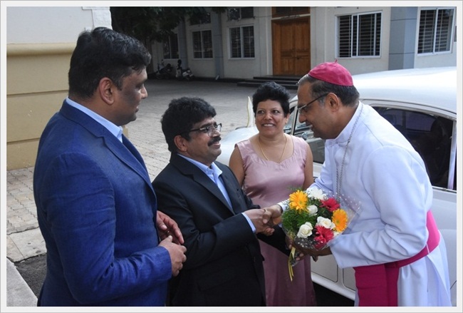 'ಆಪ್ಣಾ ಖಾತಿರ್ ಮಾತ್ ನಯ್ ಹೆರಾಂ ಖಾತಿರ್ ಜಿಯೆಂವ್ಚೊ ಖರೊ ಮನ್ಶ್ಯಾಶೆಗುಣ್' - ಅ| ಮಾ| ದೊ| ಪೀಟರ್ ಪಾವ್ಲ್ ಸಲ್ಡಾನ್ಹಾ 71 KM001