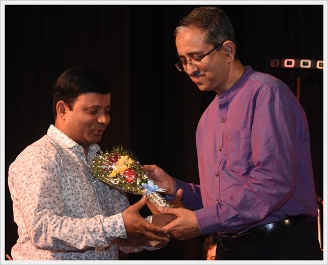 'ಆಪ್ಣಾ ಖಾತಿರ್ ಮಾತ್ ನಯ್ ಹೆರಾಂ ಖಾತಿರ್ ಜಿಯೆಂವ್ಚೊ ಖರೊ ಮನ್ಶ್ಯಾಶೆಗುಣ್' - ಅ| ಮಾ| ದೊ| ಪೀಟರ್ ಪಾವ್ಲ್ ಸಲ್ಡಾನ್ಹಾ 67 KM012