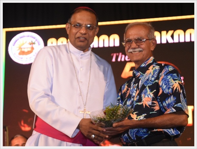 'ಆಪ್ಣಾ ಖಾತಿರ್ ಮಾತ್ ನಯ್ ಹೆರಾಂ ಖಾತಿರ್ ಜಿಯೆಂವ್ಚೊ ಖರೊ ಮನ್ಶ್ಯಾಶೆಗುಣ್' - ಅ| ಮಾ| ದೊ| ಪೀಟರ್ ಪಾವ್ಲ್ ಸಲ್ಡಾನ್ಹಾ 63 KM016