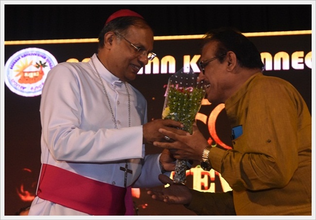 'ಆಪ್ಣಾ ಖಾತಿರ್ ಮಾತ್ ನಯ್ ಹೆರಾಂ ಖಾತಿರ್ ಜಿಯೆಂವ್ಚೊ ಖರೊ ಮನ್ಶ್ಯಾಶೆಗುಣ್' - ಅ| ಮಾ| ದೊ| ಪೀಟರ್ ಪಾವ್ಲ್ ಸಲ್ಡಾನ್ಹಾ 62 KM017