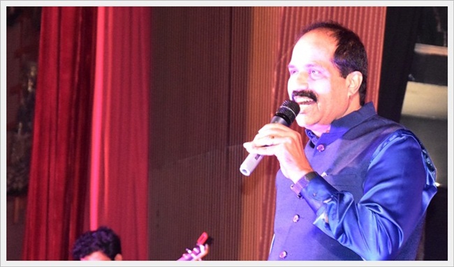 'ಆಪ್ಣಾ ಖಾತಿರ್ ಮಾತ್ ನಯ್ ಹೆರಾಂ ಖಾತಿರ್ ಜಿಯೆಂವ್ಚೊ ಖರೊ ಮನ್ಶ್ಯಾಶೆಗುಣ್' - ಅ| ಮಾ| ದೊ| ಪೀಟರ್ ಪಾವ್ಲ್ ಸಲ್ಡಾನ್ಹಾ 42 KM043