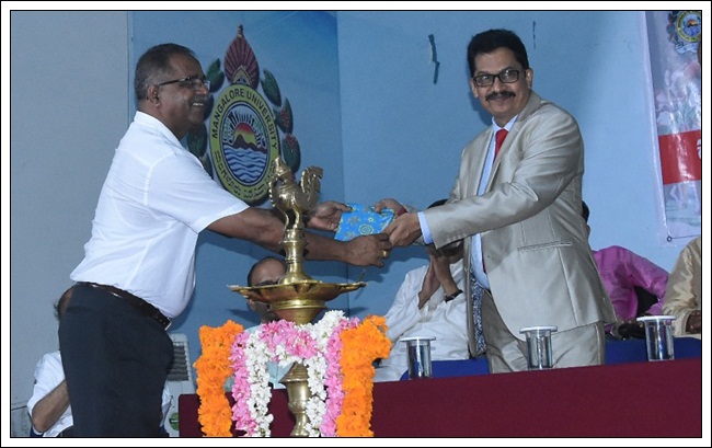 ಪ್ರಮಾಣ್ ಕರ್ನ್ ಸಾಂಗ್ತಾಂ ಕೊಂಕ್ಣೆಕ್ ದಿಲ್ಲೊ ಪಾಟಿಂಬೊ ಪಾಟಿಂ ಕಾಡಿನಾಂವ್ - ಪ್ರೊ| ಪಿ. ಎಸ್. ಯಡಪಡಿತ್ತಾಯ 9 MU026