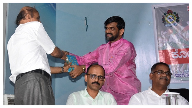 ಪ್ರಮಾಣ್ ಕರ್ನ್ ಸಾಂಗ್ತಾಂ ಕೊಂಕ್ಣೆಕ್ ದಿಲ್ಲೊ ಪಾಟಿಂಬೊ ಪಾಟಿಂ ಕಾಡಿನಾಂವ್ - ಪ್ರೊ| ಪಿ. ಎಸ್. ಯಡಪಡಿತ್ತಾಯ 12 MU029