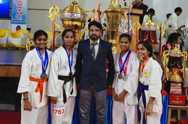 ಪಾಂಗ್ಳಾ ಫಿರ್ಗಜೆಚ್ಯಾ ಜೆನಿಶಾ ಲೋಬೊಕ್ ರಾಷ್ಟ್ರ್ ಮಟ್ಟಾಚ್ಯಾ ಕರಾಟೆ ಸ್ಪರ್ಧ್ಯಾಂತ್ ಇನಾಮಾಂ 4 AP01