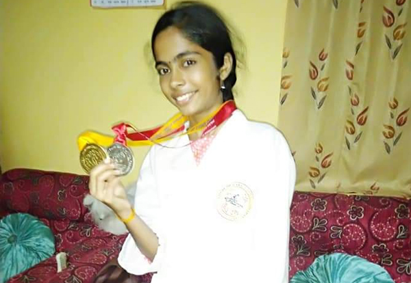 ಪಾಂಗ್ಳಾ ಫಿರ್ಗಜೆಚ್ಯಾ ಜೆನಿಶಾ ಲೋಬೊಕ್ ರಾಷ್ಟ್ರ್ ಮಟ್ಟಾಚ್ಯಾ ಕರಾಟೆ ಸ್ಪರ್ಧ್ಯಾಂತ್ ಇನಾಮಾಂ 1 AP02