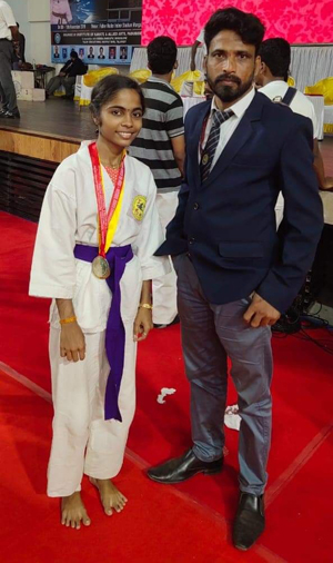 ಪಾಂಗ್ಳಾ ಫಿರ್ಗಜೆಚ್ಯಾ ಜೆನಿಶಾ ಲೋಬೊಕ್ ರಾಷ್ಟ್ರ್ ಮಟ್ಟಾಚ್ಯಾ ಕರಾಟೆ ಸ್ಪರ್ಧ್ಯಾಂತ್ ಇನಾಮಾಂ 3 AP04