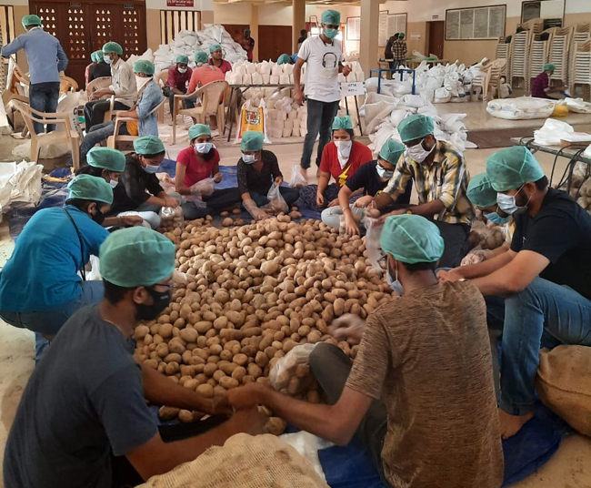 ಅಕ್ಷಯ ಪಾತ್ರ ಆನಿ ವಿಶ್ವ ಕೊಂಕಣಿ ಕೇಂದ್ರ ಸಹಯೋಗಾನ ಆಹಾರ ಧಾನ್ಯ ಕಿಟ್ ವಿತರಣ 2 VK02