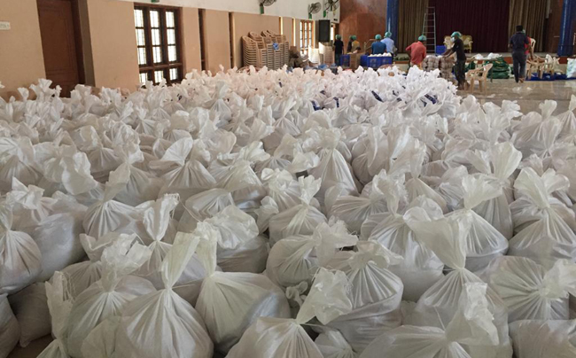 ಅಕ್ಷಯ ಪಾತ್ರ ಆನಿ ವಿಶ್ವ ಕೊಂಕಣಿ ಕೇಂದ್ರ ಸಹಯೋಗಾನ ಆಹಾರ ಧಾನ್ಯ ಕಿಟ್ ವಿತರಣ 3 VK03