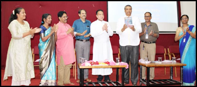 ಸೊಂಪ್ಯಾ ಭಾಶೆಂತ್ ಗೂಂಡ್ ಆಧ್ಯಾತ್ಮಿಕತಾ ಶಿಕಂವ್ಚೆಂ 'ಮಂಕುತಿಮ್ಮನ ಕಗ್ಗ' ಬಾ| ಒನಿಲ್ ಡಿಸೋಜಾ. 1 MK02